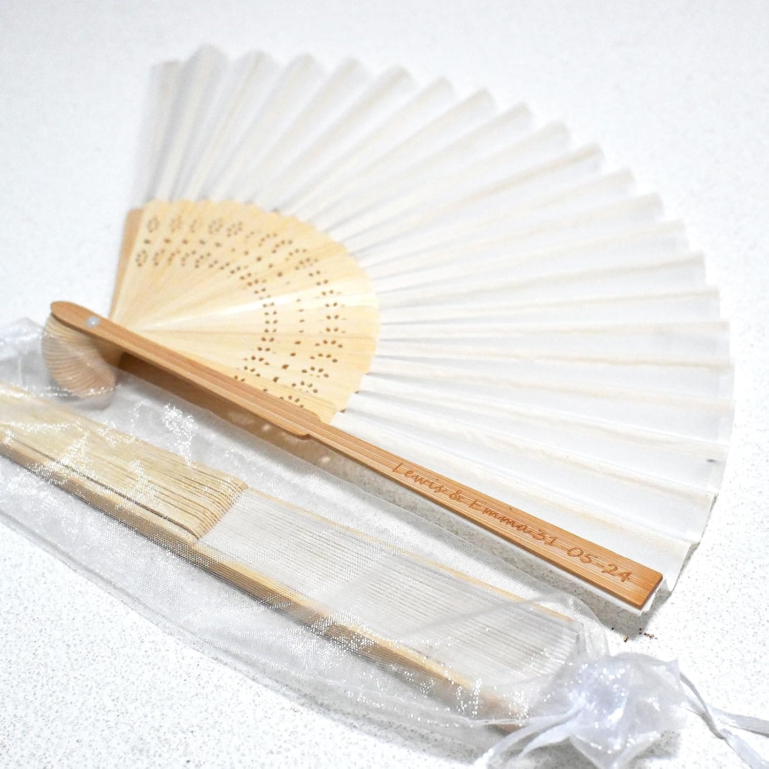 Personalized Engraved Silk Fans Folding Hand Fans with Organza Bags, 102Pcs White Summer Wedding Fans, Custom Imitated Silk-Bamboo Fans for Guests Wedding Party Favor Bridal Shower Gifts