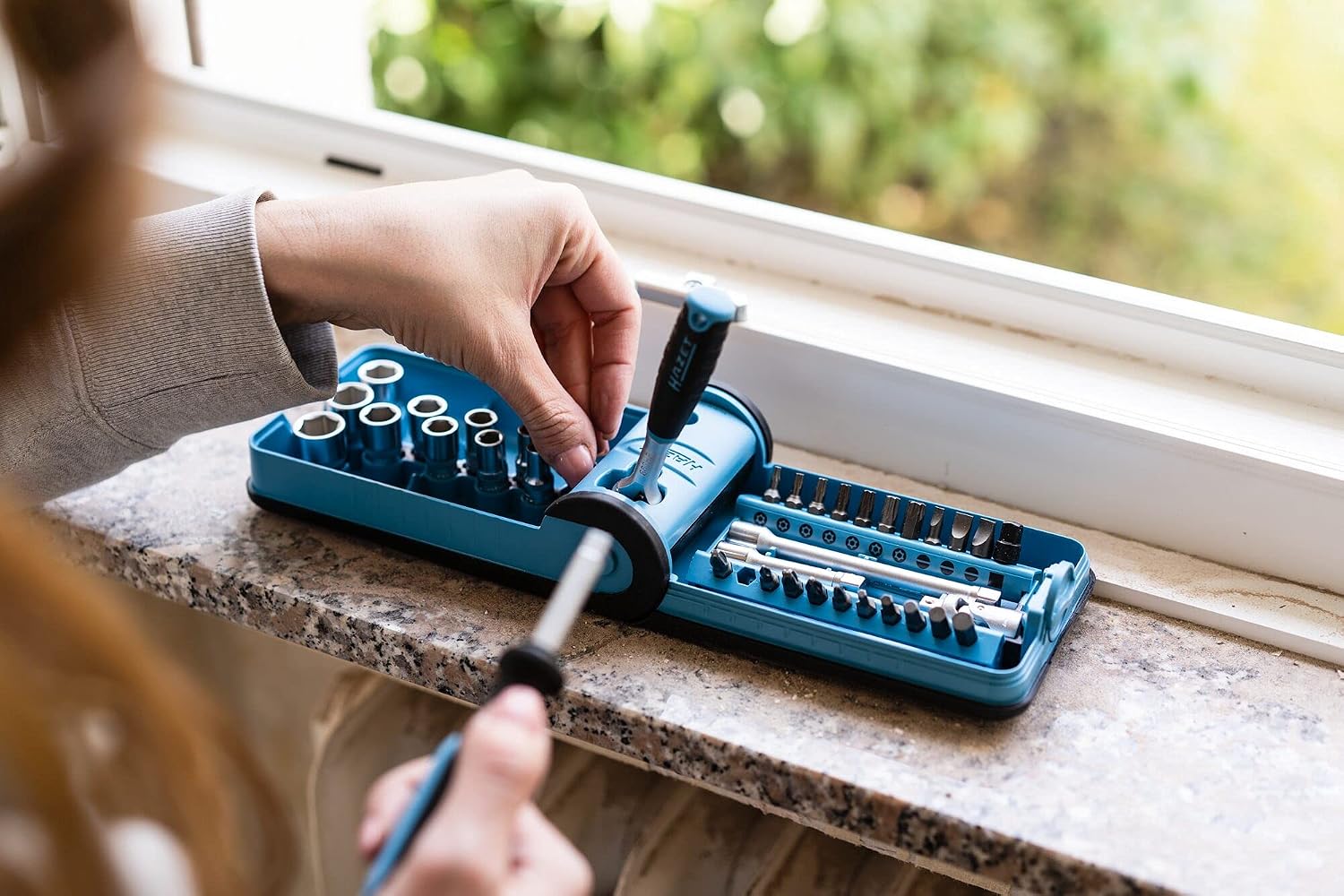 Hazet HiPer 863HP Fine Tooth Reversible Ratchet Set and 1/4 Inch Socket Handle, 10 Sockets, 21 Bits, Various Extensions and Adaptors 856-1HP, Black/Blue
