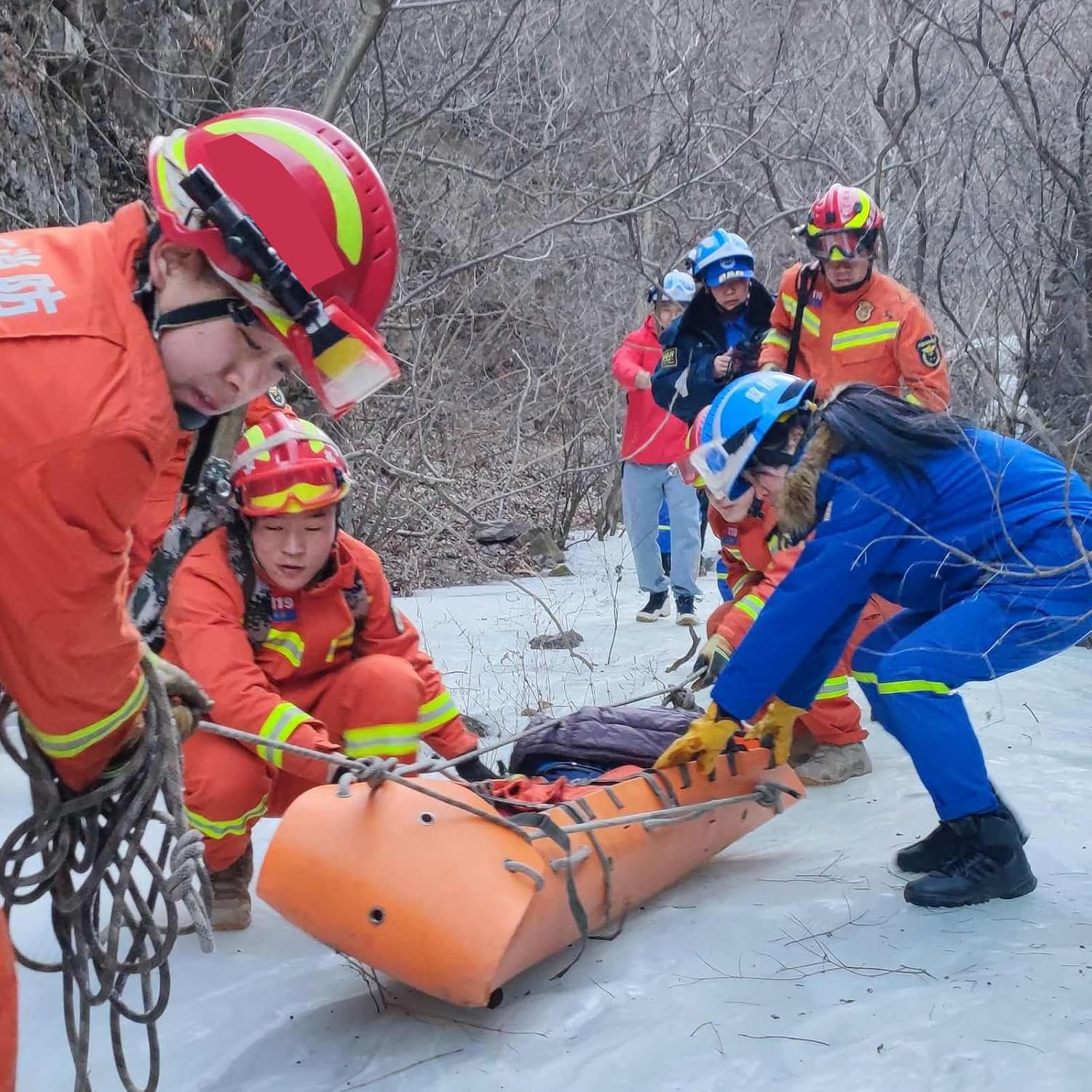 Portable Folding Stretcher,Multifunctional Rescue Stretcher, Roll Stretcher,Light Weight,for Medical Emergency Rescue,Ambulance,Fire Rescue Load Capacity:160 kg/353 lb(EVA)