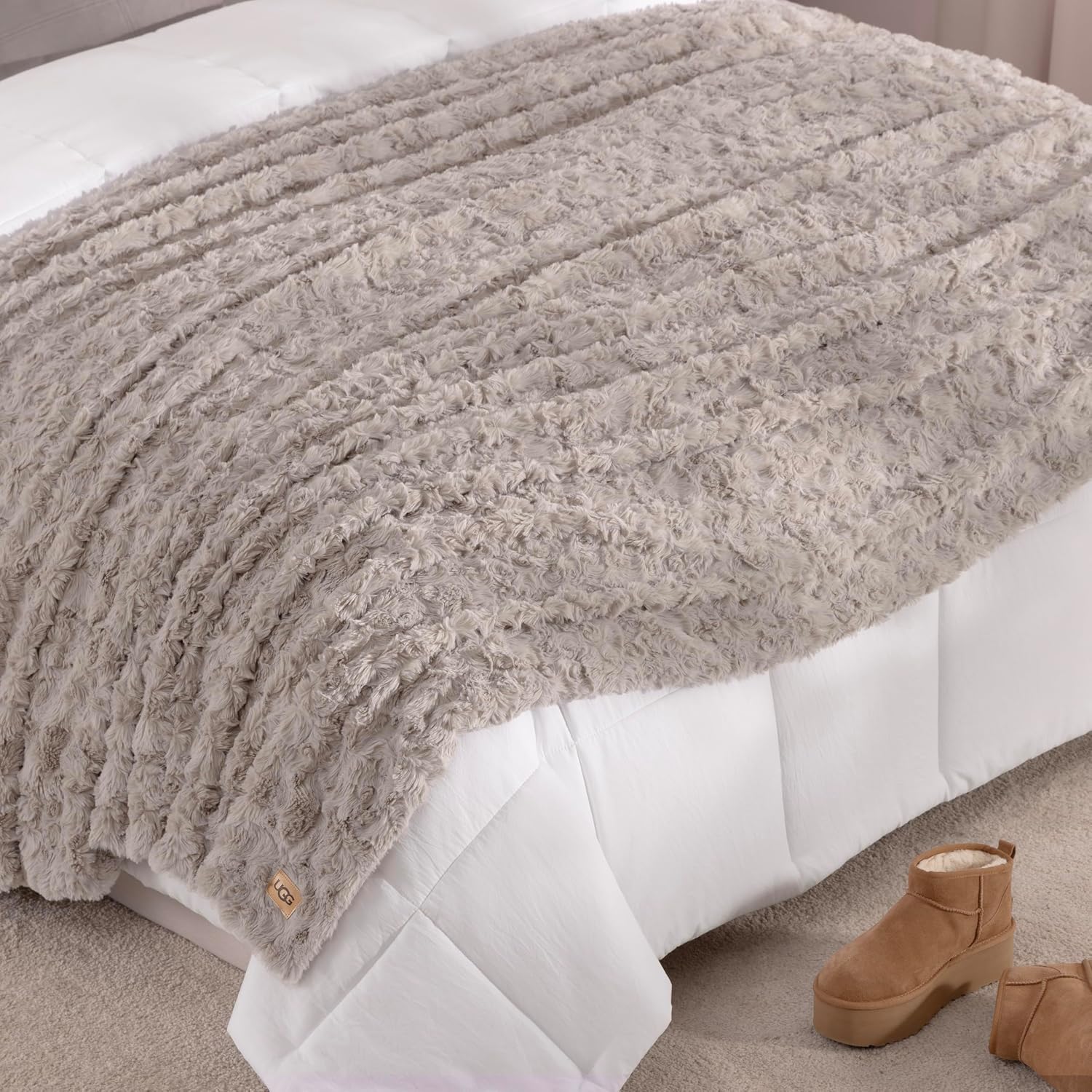 UGG Adalee Faux Fur Full/Queen Size Blanket, Warm Cozy Blanket, Extra Large Throw for Sofa, Washable Bedding for Full or Queen Size Bed, Cute Room Decor, 90' x 90', Oyster Brown